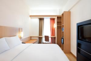 Voodi või voodid majutusasutuse Ibis Bandung Trans Studio toas
