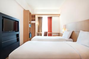 Voodi või voodid majutusasutuse Ibis Bandung Trans Studio toas