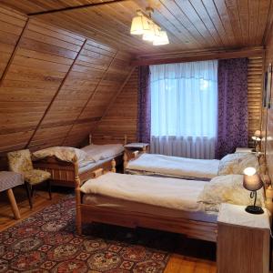 Giường trong phòng chung tại Dom Nad Jeziorem Staw