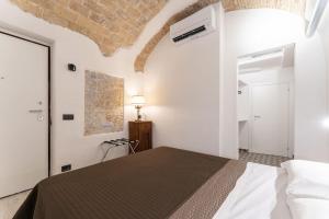 テルモリにあるLe Dimore nel Borgo di Termoliの白い部屋のベッドルーム1室(ベッド1台付)