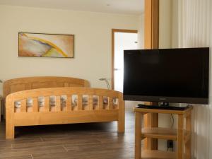 een flatscreen-tv op een tafel in een woonkamer bij Hotel Landhaus Berghof in Wenden