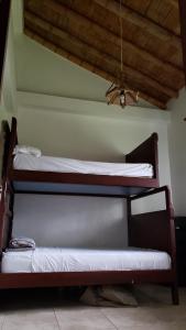 Un pat sau paturi într-o cameră la Casa vacacional campestre cerca de la playa