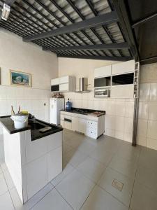 Kuchyň nebo kuchyňský kout v ubytování Casa em condomínio fechado-8 minutos do shop.Flamboyant + 13 fotografií