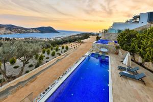 una piscina a sfioro con vista sull'oceano di Villa Seaview Kalkan a Kalkan