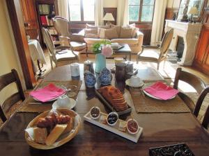 d'une table avec une assiette de nourriture au-dessus dans l'établissement Clos Florésine B&B, à Margny-lès-Compiègne