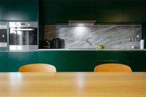 A kitchen or kitchenette at Luxury apartment near Fonte Luminosa