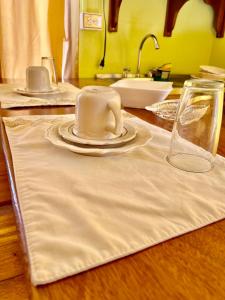 una mesa con una servilleta, una taza y un fregadero en Apartamentos M&M en Fortuna