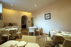 A restaurant or other place to eat at Foresteria Pellegrino