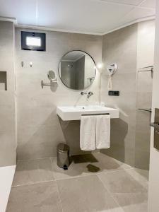 Koupelna v ubytování Hotel Quatre Llunes