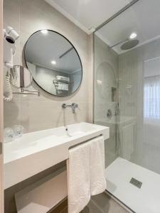 Koupelna v ubytování Hotel Quatre Llunes