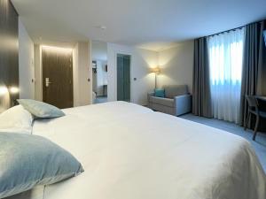 Postel nebo postele na pokoji v ubytování Hotel Quatre Llunes