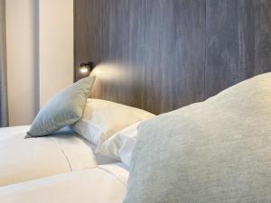 Postel nebo postele na pokoji v ubytování Hotel Quatre Llunes