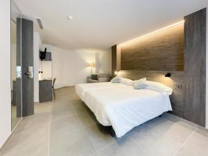 Postel nebo postele na pokoji v ubytování Hotel Quatre Llunes
