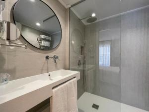 Koupelna v ubytování Hotel Quatre Llunes