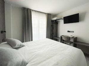 Postel nebo postele na pokoji v ubytování Hotel Quatre Llunes