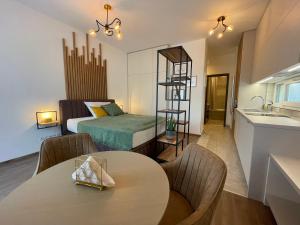 una camera con letto, tavolo e lavandino di Hillside Central Apartments a Budapest