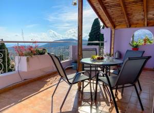 d'une terrasse avec une table et des chaises sur un balcon. dans l'établissement Villa kokos, à Dilináta