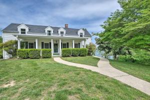 una casa bianca con un prato e un marciapiede di Waterfront House with Dock, Kayaks, and Sailboat! a California