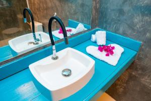 a bathroom with a sink and a mirror at Pousada La Grécia in Camocim