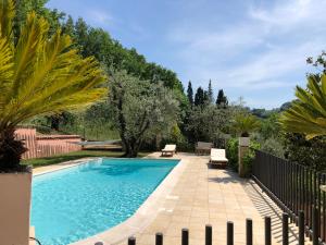 una piscina en un patio con árboles en Villino con piscina, en Terni