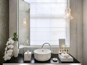 Fable Auckland, MGallery的一间浴室