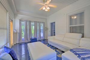 Istumisnurk majutusasutuses Spacious Lanett Haven with Sunroom and Large Deck