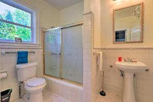 Vannituba majutusasutuses Spacious Lanett Haven with Sunroom and Large Deck