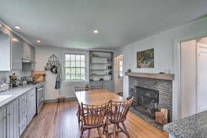 Cuina o zona de cuina de Quaint Woodstock Escape - 2 Mi to Tinker St!