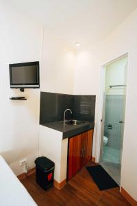 Kuchyň nebo kuchyňský kout v ubytování RunwayView Traveller's Inn