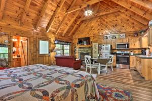 Gallery image of Romantic Gatlinburg Studio Cabin with Hot Tub and Deck in Gatlinburg