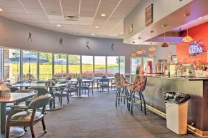 Restoranas ar kita vieta pavalgyti apgyvendinimo įstaigoje Hot Springs Home with Deck and Golf Course Access