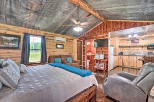 1 dormitorio con 1 cama en una habitación con paredes de madera en Updated Studio Cabin in Ozark with Yard and Mtn View, en Ozark