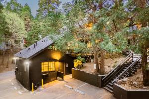 an aerial view of a house with a tree at The Kingsley Hotel in Lake Arrowhead