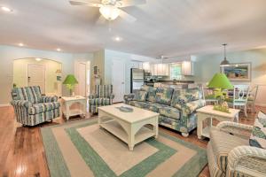 Ruang duduk di Lake Norman Retreat with Dock about 1 Mi to Marina!