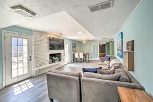 uma sala de estar com um sofá e uma mesa em Spacious Getaway with Heated Private Pool! em Michigan City