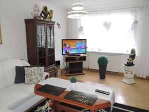 Televízia a/alebo spoločenská miestnosť v ubytovaní Apartment in Misdroy near Baltic Beach