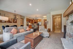 Ruang duduk di Luxurious 2 BR in River Run Village with Ski in ski out, Kids Ski Free condo