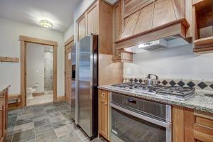 Dapur atau dapur kecil di One-Bedroom Apartment
