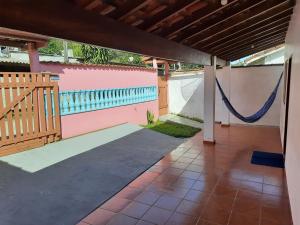 eine Terrasse mit Hängematte in einem Haus in der Unterkunft Casa Ednalda in Ubatuba