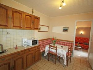 Gîte Gérardmer, 3 pièces, 4 personnes - FR-1-589-402 في جوراردُميه: مطبخ مع طاولة صغيرة وميكروويف