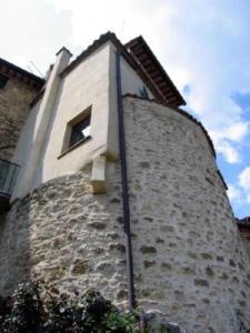 un edificio con una ventana encima en La Torre di Cetona, en Cetona