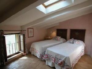 1 dormitorio con 2 camas y tragaluz en La Torre di Cetona, en Cetona