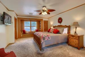 Schlafzimmer mit einem Bett und einem Deckenventilator in der Unterkunft Apple Tree Bear House in Yosemite West
