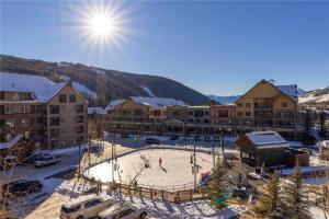 eine Eislaufbahn auf einem Parkplatz in einem Resort in der Unterkunft Three-Bedroom Apartment in Keystone