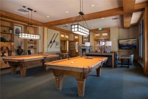 ein großes Zimmer mit zwei Billardtischen darin in der Unterkunft Three-Bedroom Apartment in Keystone