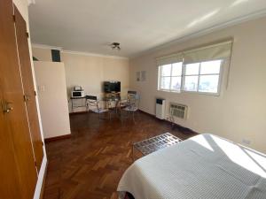 una habitación con una cama y una mesa y una ventana en Departamento Mayoral, en Salta