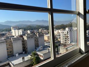 een raam met uitzicht op de stad bij Departamento Mayoral in Salta