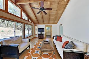 sala de estar con sofá y ventilador de techo en Warm Springs Paradise, en Glen Ellen