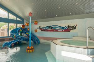 Bazén v ubytování Saas-Fee wellnesshostel4000 nebo v jeho okolí