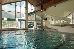 a swimming pool with a large swimming tub at wellnessHostel4000 in Saas-Fee